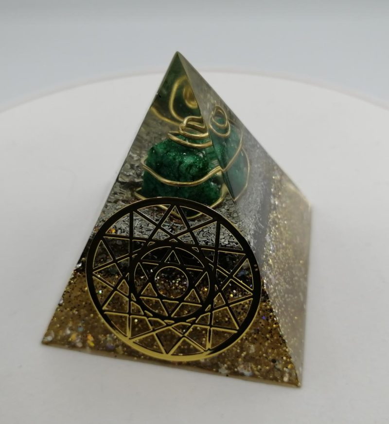 Merkabah Orgonite Pyramid with Malachite – Zoomyart